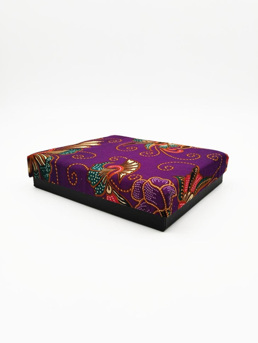 PC00058BT Batik Wrapping Packaging Box 18cm X 15cm X 3.5cm Immerse yourself in the beauty of Malaysian craftsmanship with the PC00058BT Batik Wrapping Packaging Box. This exquisite 18cm x 15cm x 3.5cm box is perfect for souvenirs and gifts. Handcrafted with love, it's a true work